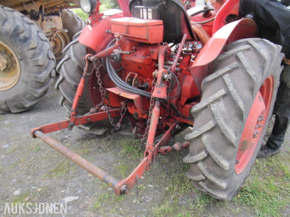 1967 Nuffield 342 traktor med laster